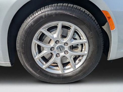 Used 2024 Chrysler Pacifica Touring-L image 7