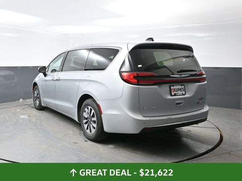 Used 2023 Chrysler Pacifica Touring-L FWD image 11