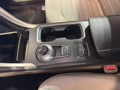 Used 2020 Ford Fusion SE FWD image 20
