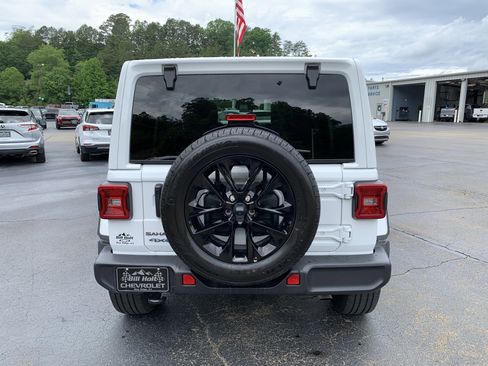 Used 2025 Jeep Wrangler Unlimited Sahara AWD/4WD image 3