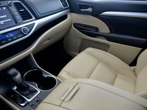 Used 2019 Toyota Highlander XLE image 27
