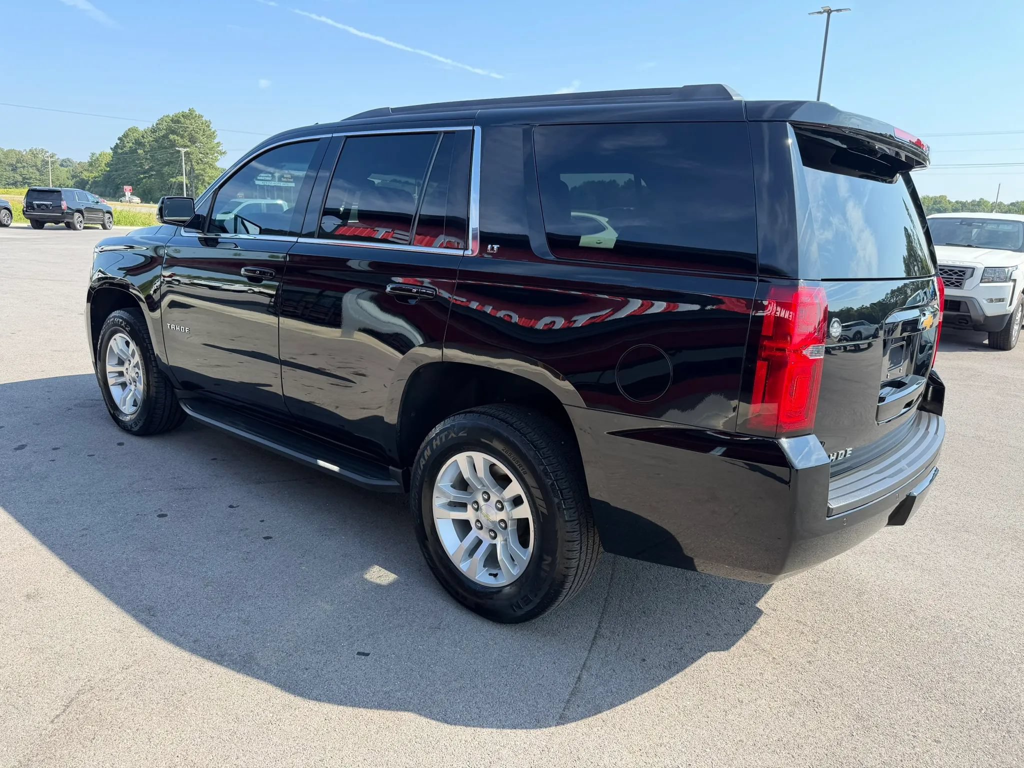 Used 2019 Chevrolet Tahoe LT w/ Luxury Package AWD/4WD image 3