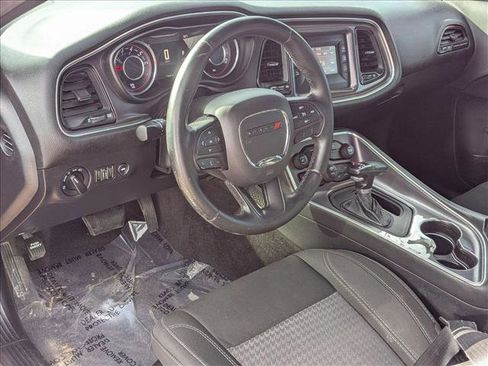 Used 2016 Dodge Challenger SXT image 10