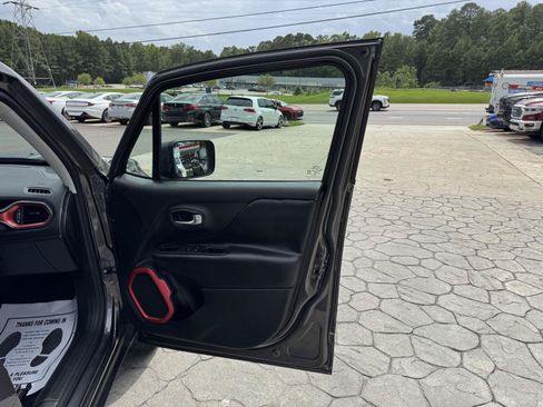 Used 2016 Jeep Renegade Trailhawk AWD/4WD image 16
