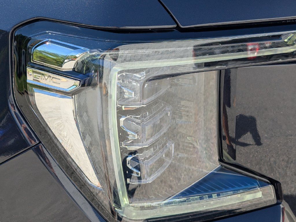 Used 2024 GMC Yukon XL AT4 AWD/4WD image 5