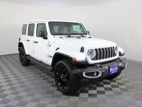 Used 2025 Jeep Wrangler Unlimited Sahara AWD/4WD image 24