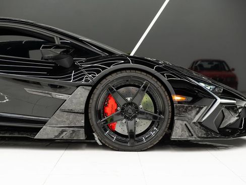 Used 2024 Lamborghini Revuelto image 15