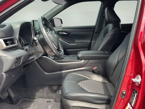Used 2022 Toyota Highlander XSE FWD image 17