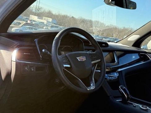 Used 2025 Cadillac XT6 Premium Luxury image 2