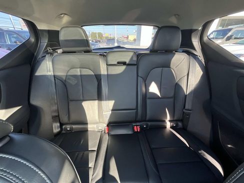 Used 2023 Volvo XC40 B4 Ultimate image 28
