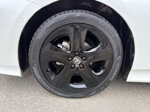 Used 2021 Toyota Prius LE image 11