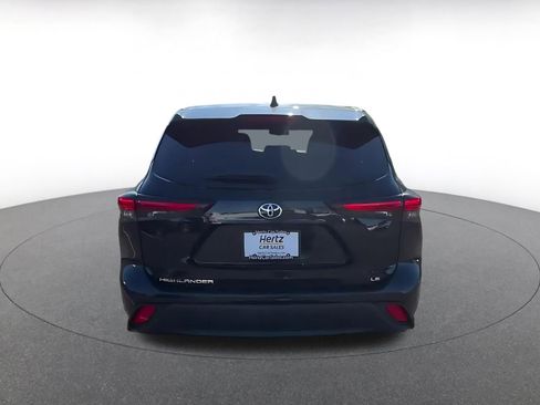 Used 2025 Toyota Highlander LE image 12