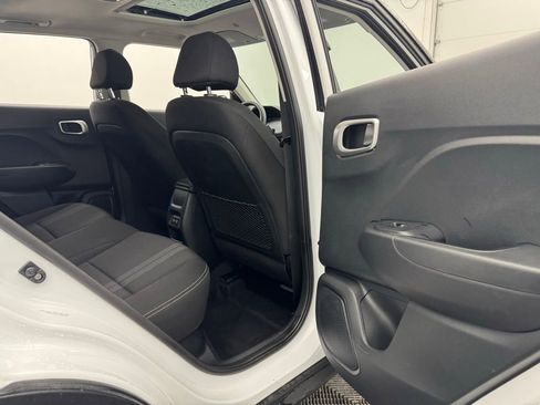 Used 2025 Hyundai Venue SEL FWD image 32