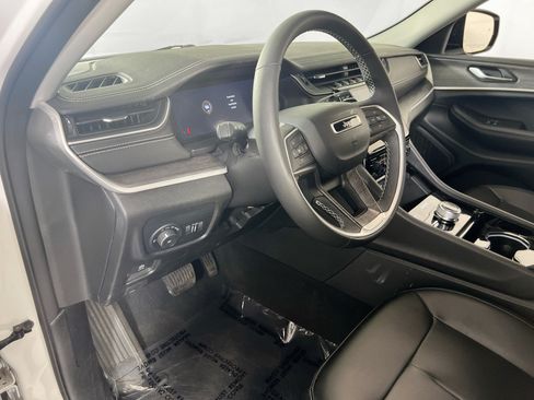 Used 2023 Jeep Grand Cherokee Limited AWD/4WD image 9