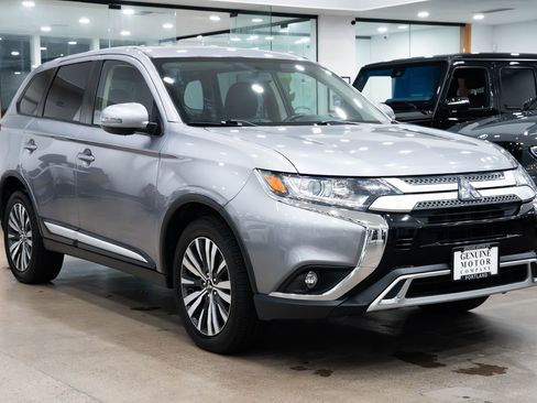 Used 2019 Mitsubishi Outlander SE image 3