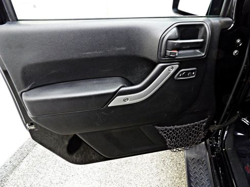 Used 2017 Jeep Wrangler Unlimited Sahara w/ Connectivity Group image 7