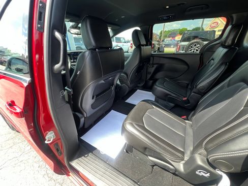 Used 2025 Chrysler Pacifica Select FWD image 47