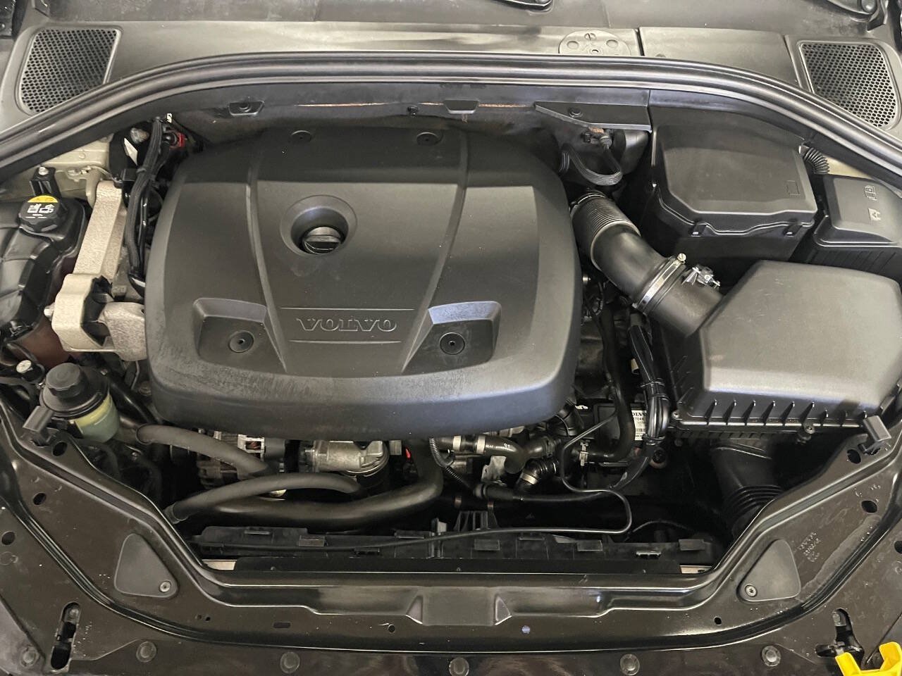 Used 2017 Volvo XC60 T5 Dynamic AWD/4WD image 4