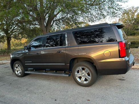 Used 2017 Chevrolet Suburban LT w/ LT Signature Package image 3