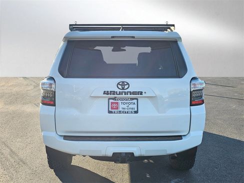 Used 2018 Toyota 4Runner SR5 Premium image 4