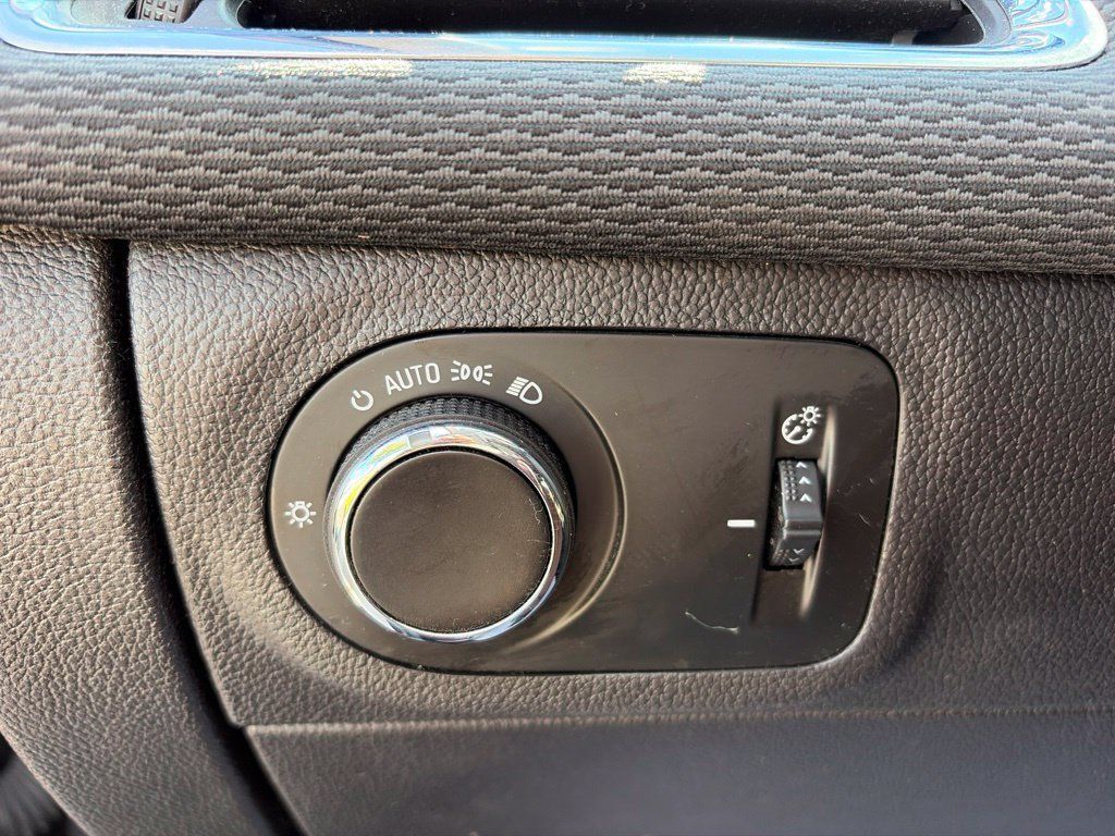 Used 2017 Chevrolet Cruze LT FWD image 15