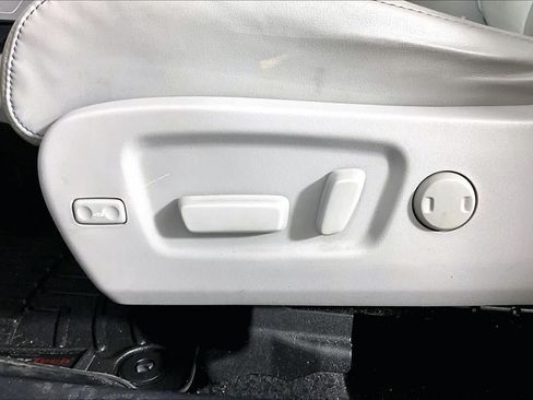 Used 2017 Toyota Highlander XLE AWD/4WD image 32