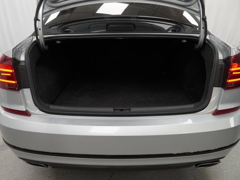 Used 2018 Volkswagen Passat 3.6 image 40