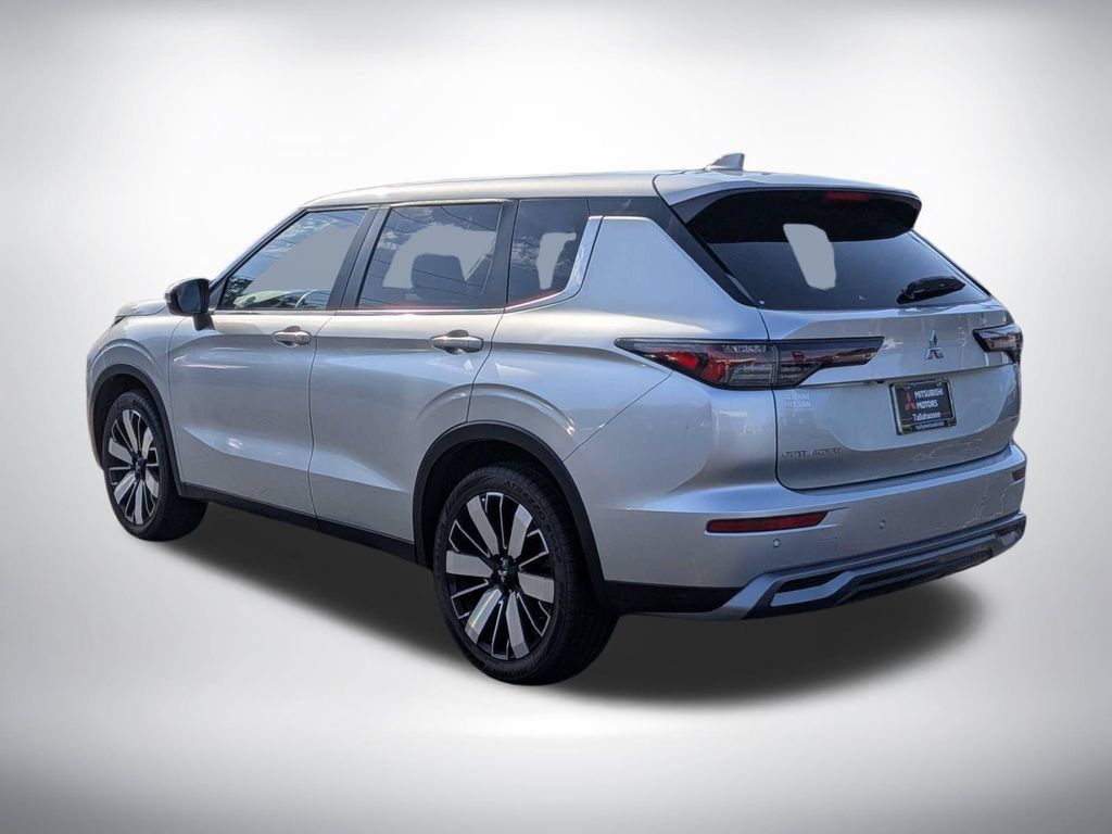 Used 2025 Mitsubishi Outlander SE FWD image 6