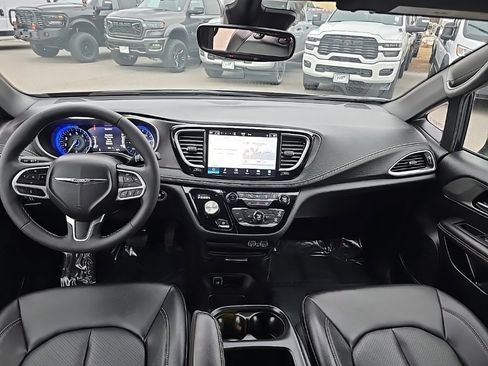 Used 2025 Chrysler Pacifica Select image 18