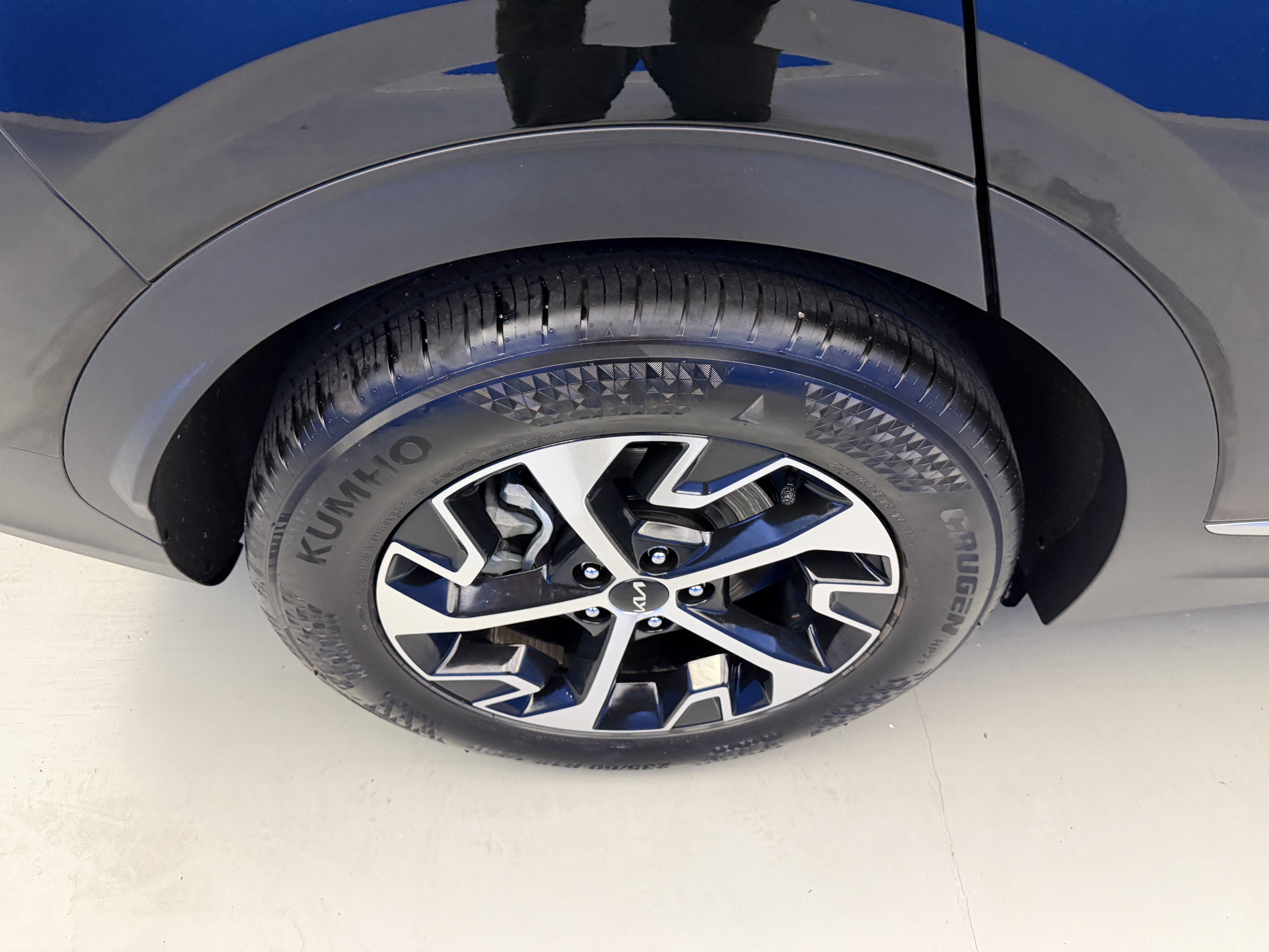 Used 2025 Kia Sportage EX FWD image 8