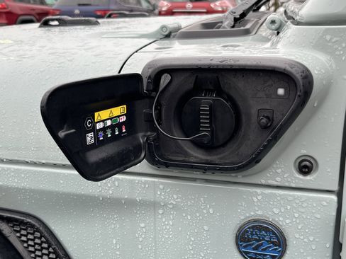 Used 2024 Jeep Wrangler Unlimited image 12