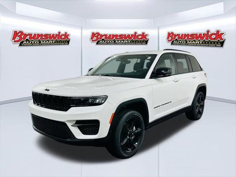 Certified 2023 Jeep Grand Cherokee Altitude image 3