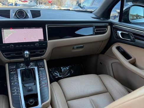Used 2020 Porsche Macan w/ Premium Package Plus image 30