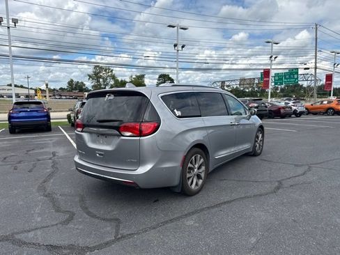 Used 2020 Chrysler Pacifica Limited w/ Tire & Wheel Group FWD image 7
