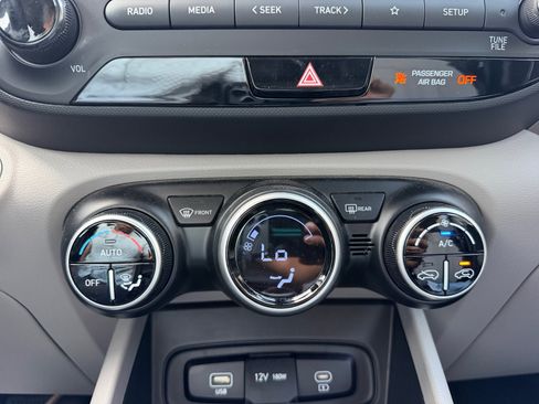 Used 2024 Hyundai Venue SEL FWD image 11