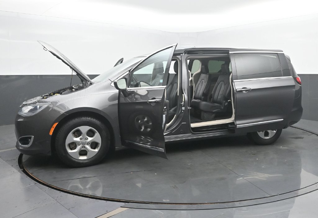 Used 2017 Chrysler Pacifica Touring-L Plus FWD image 58