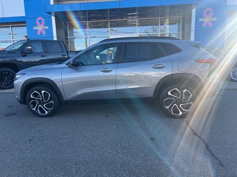 Used 2024 Chevrolet Trax RS w/ Driver Confidence Package image 2