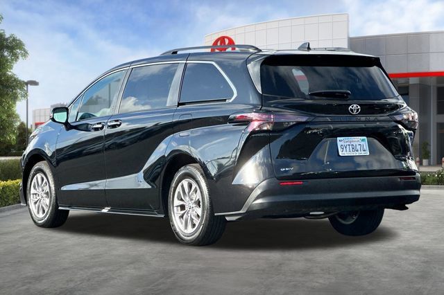 Certified 2026 Toyota Sienna XLE FWD image 7