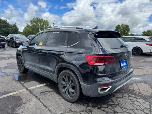 Used 2022 Volkswagen Taos SE w/ Panoramic Sunroof Package AWD/4WD image 4