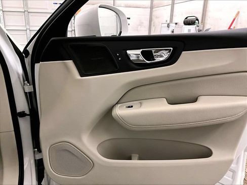 Used 2019 Volvo XC60 T5 Momentum w/ Multimedia Package AWD/4WD image 23
