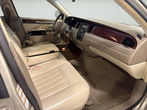 Used 2004 Lincoln Town Car Signature RWD image 12