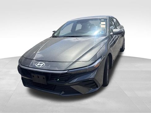 Used 2025 Hyundai Elantra SE FWD image 4