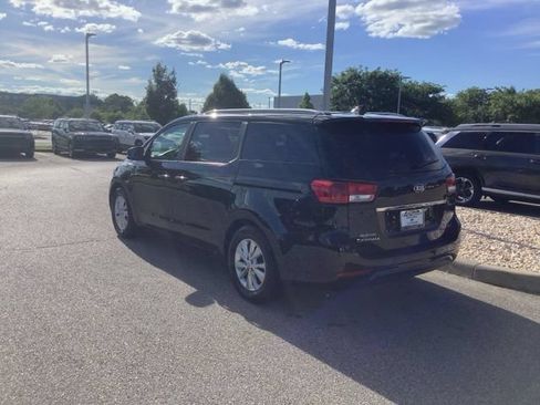 Used 2018 Kia Sedona LX w/ LX Essentials Premium Package FWD image 3