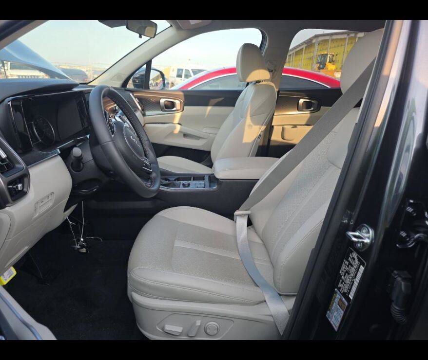 Used 2023 Kia Sorento S FWD image 2