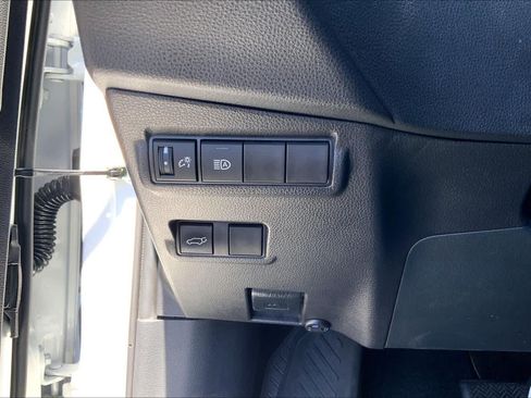 Used 2025 Toyota Corolla Cross XLE w/ Convenience Package FWD image 33