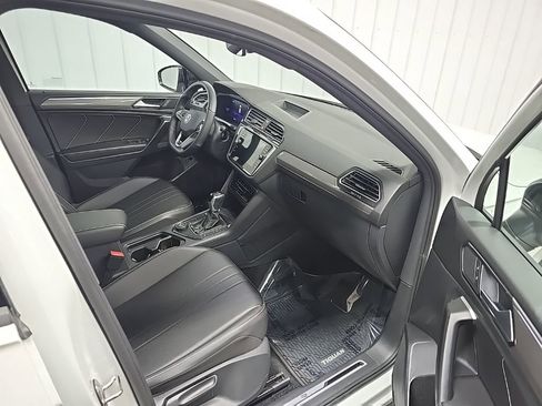 Used 2024 Volkswagen Tiguan SE R-Line image 16