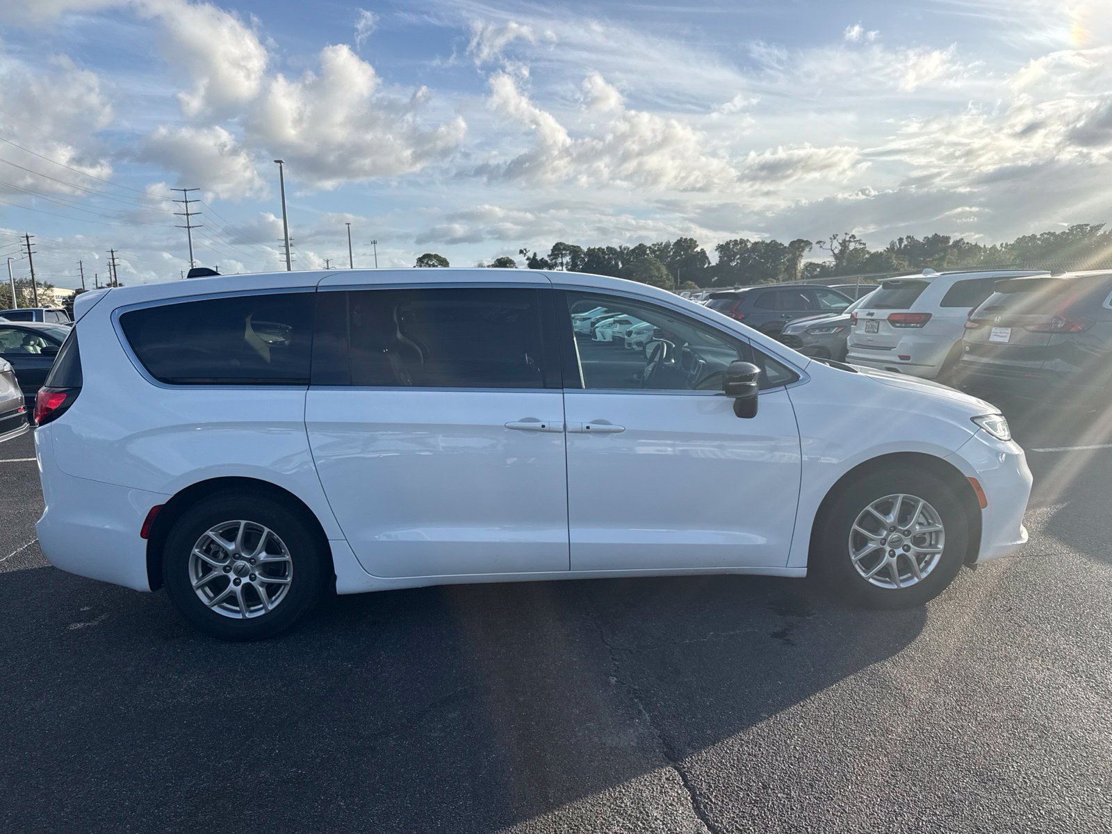 Used 2024 Chrysler Pacifica Touring-L FWD image 8