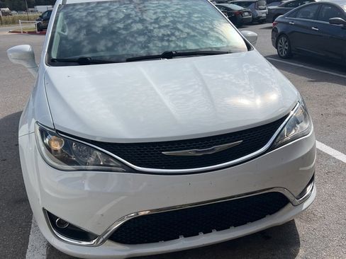 Used 2020 Chrysler Pacifica Touring-L image 1