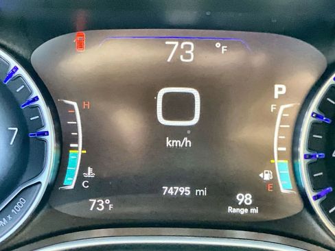 Used 2023 Chrysler Pacifica Touring-L FWD image 12