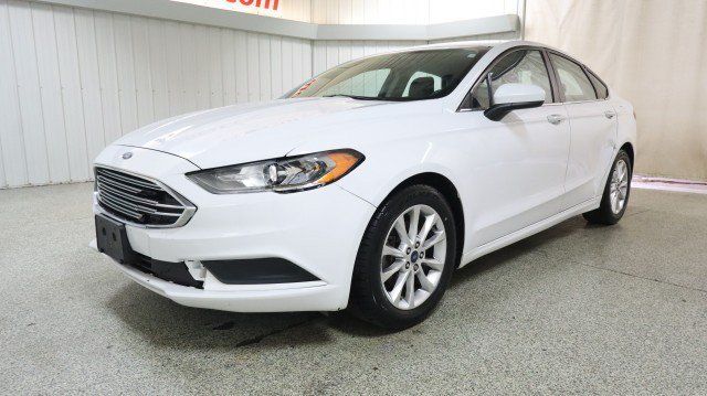 Used 2017 Ford Fusion SE FWD image 2